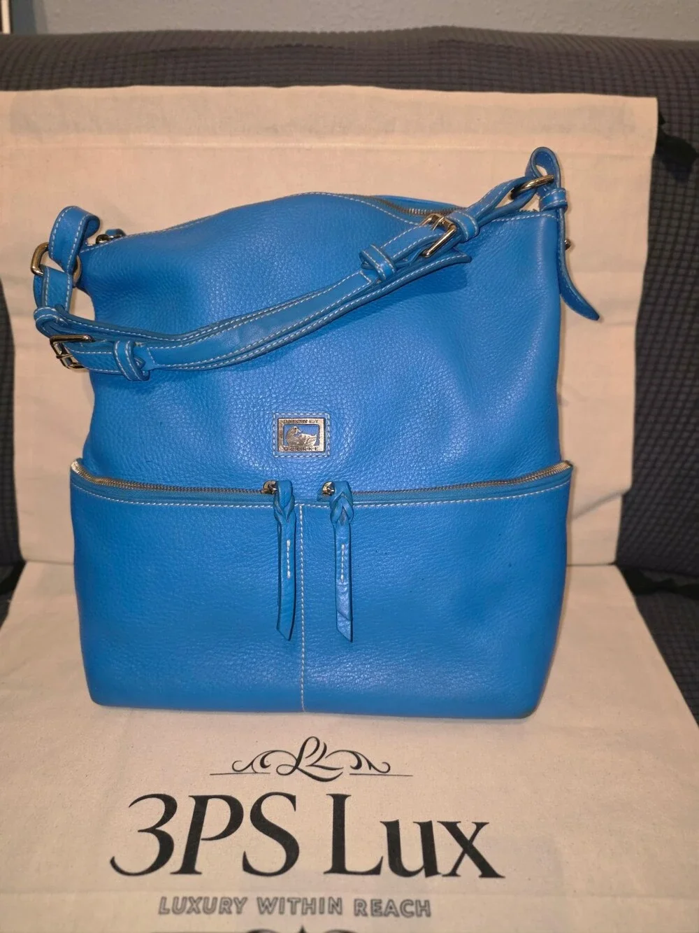 Dooney & Bourke Dillen II Medium Zipper Pocket Sac/Hobo (photo-attributed)